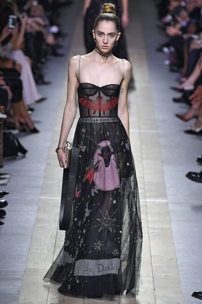 Modella con un look Dior 2017