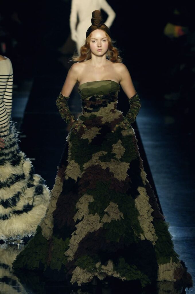 Modella con abito camo in sfilata da Jean Paul Gaultier.
