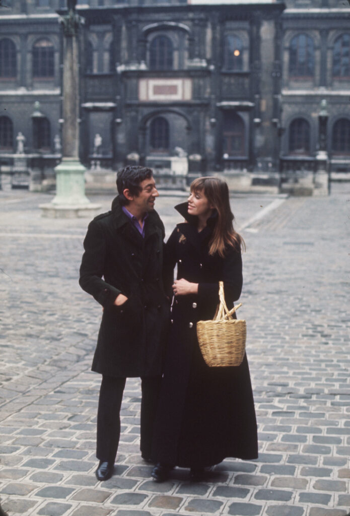 Jane Birkin con cappottio blu navy
