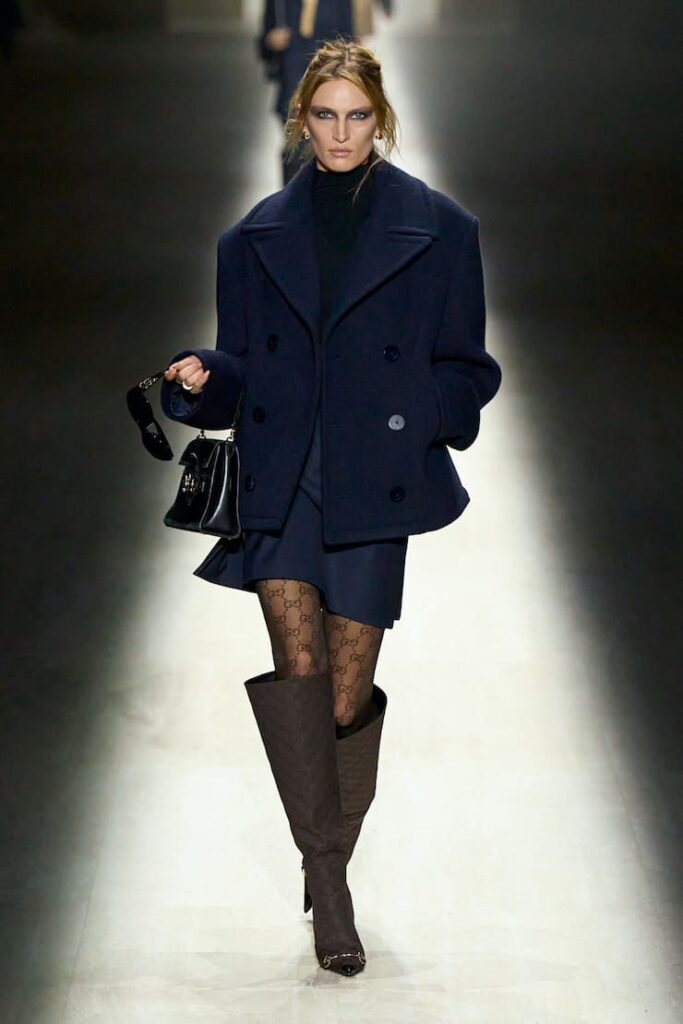 Modella con giacca blu navy da Gucci