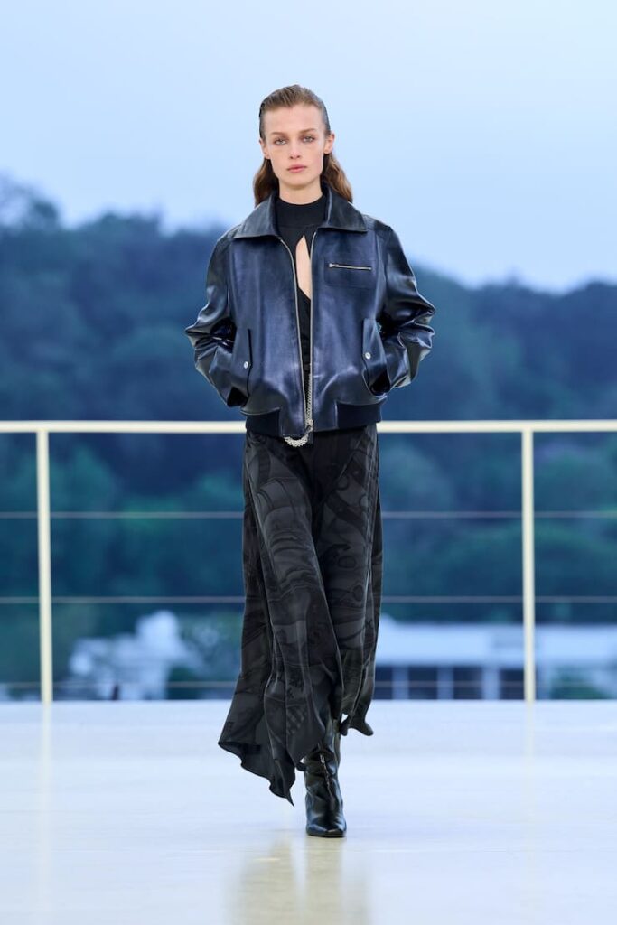 Modella con giacca in pelle blu navy da Herm&egrave;s