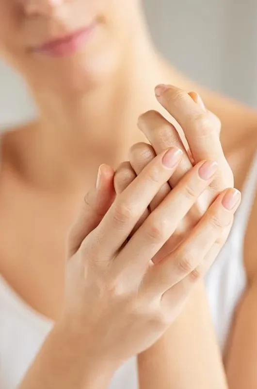 Il segreto per far durare la manicure più a lungo è in un accessorio