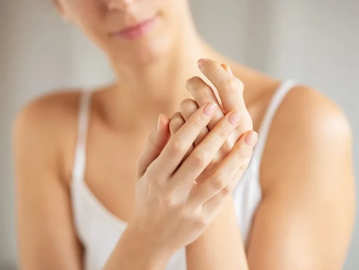 Il segreto per far durare la manicure più a lungo è in un accessorio