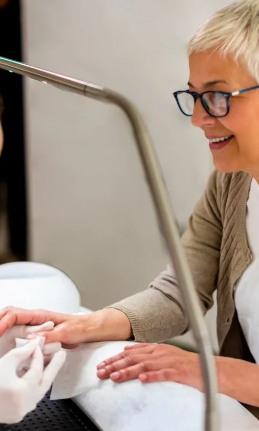 Hai più di 50 anni? Ecco le unghie che ti ringiovaniscono la mano subito