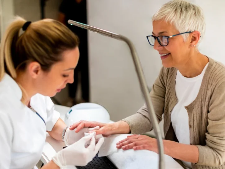 Hai più di 50 anni? Ecco le unghie che ti ringiovaniscono la mano subito