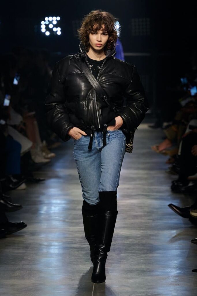 Modella con stivali e jeans skinny