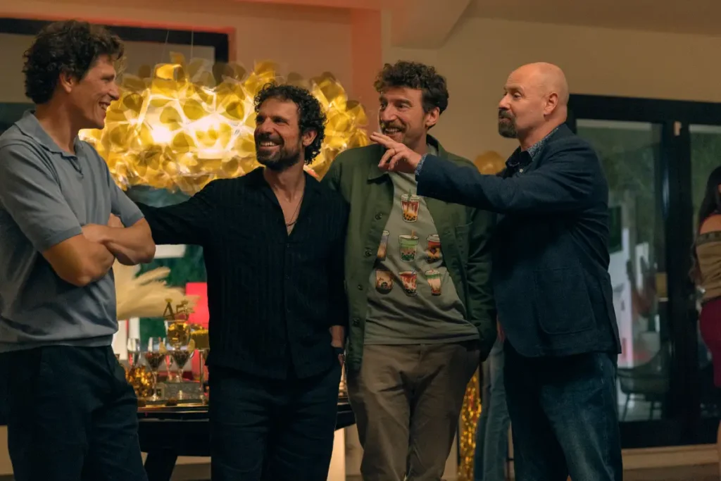 I protagonisti della serie Maschi veri: la seconda stagione è su Netflix dal 7 ottobre. Da sinistra: Matteo Martari, Francesco Montanari, Maurizio Lastrico, Pietro Sermonti.