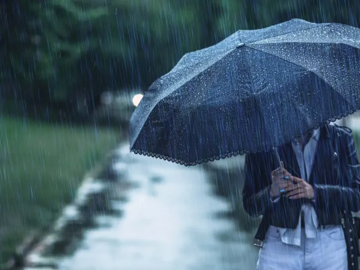 Crollo delle temperature, l'estate è ormai un ricordo: via i costumi, ecco coperte e piumoni