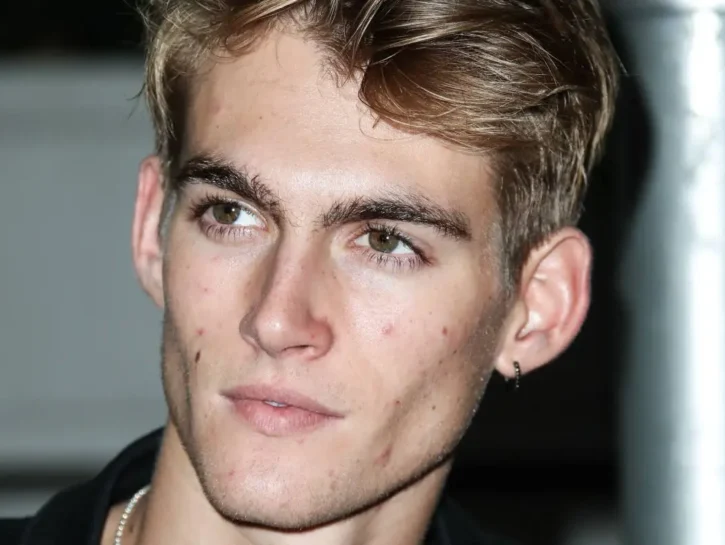 Il figlio di Cindy Crawford (Presley Gerber) morto a 27 anni: la lotta contro le dipendenze