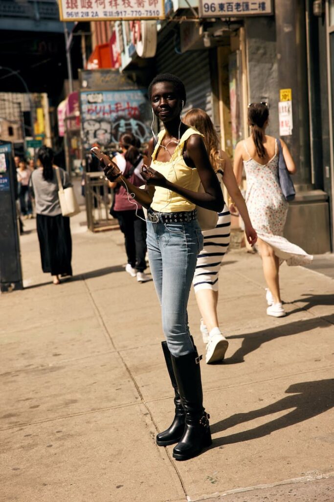 Ragazza con canotta, jeans skinny e stivali