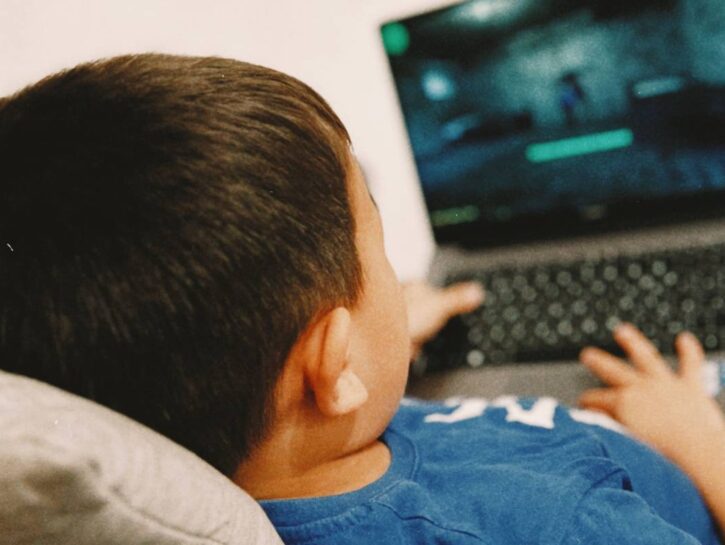 Cos’è la sindrome della “pancia da portatile” che colpisce i giovani