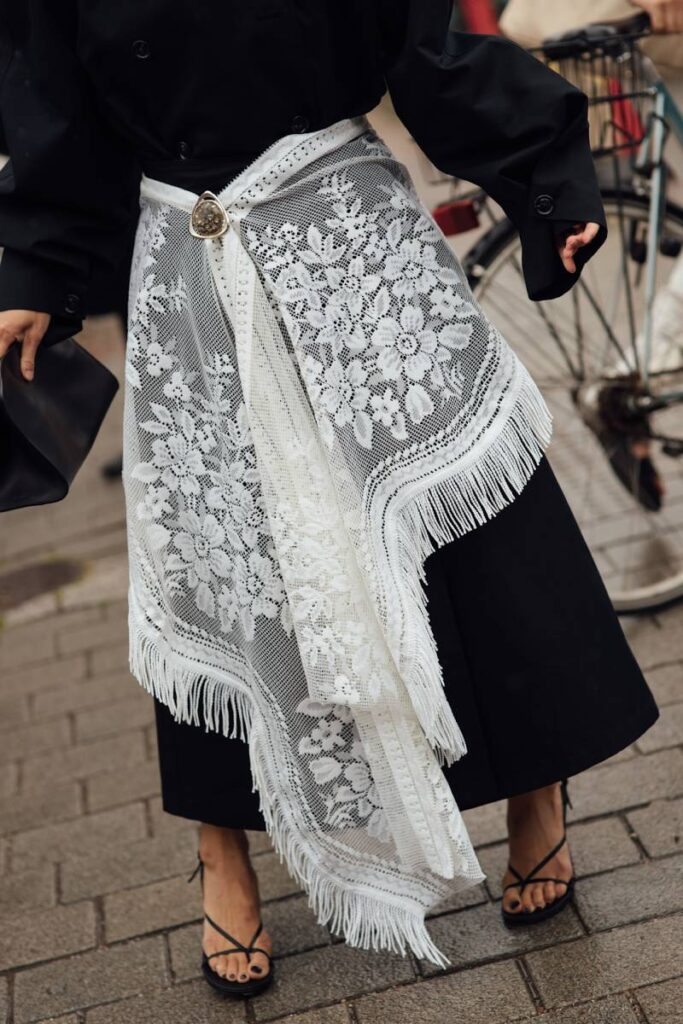 sciarpa in pizzo con frange per rendere chic l'outfit