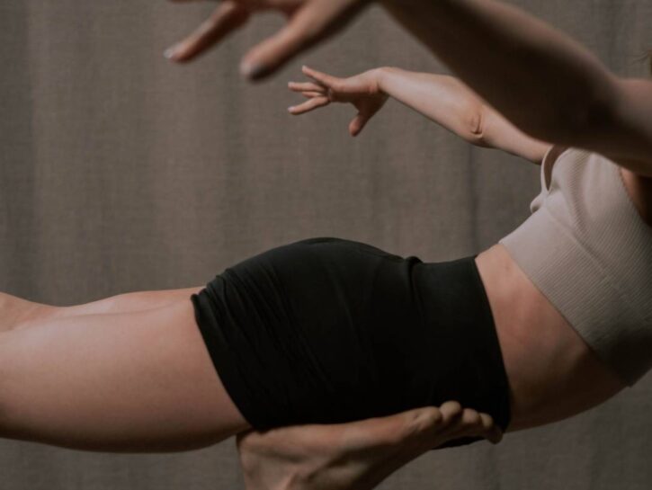AcroYoga di coppia: provalo per dare un boost alla tua relazione