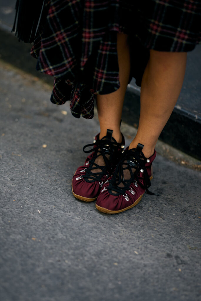 tendenza scarpe autunno 2026 sneakers burgundy