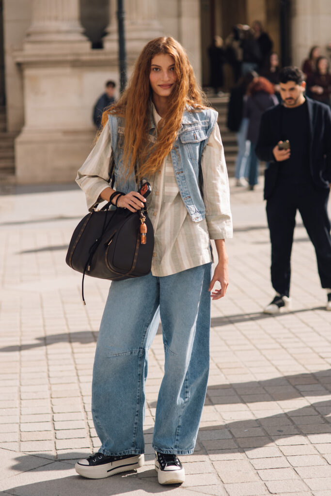 come abbinare i jeans con le scarpe da ginnastica tendenze moda autunno 2026