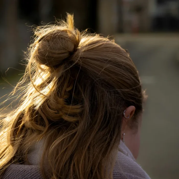 Suicidio in Italia, cresce il disagio tra i giovani (ma anche il coraggio di chiedere aiuto)