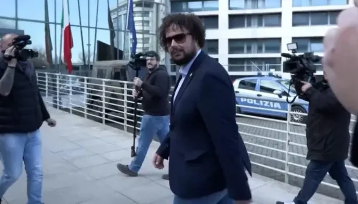 Davide Barzan attorniato da cronisti