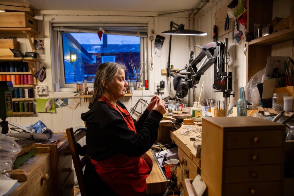 Marina van Dijk nel suo laboratorio di gioielleria