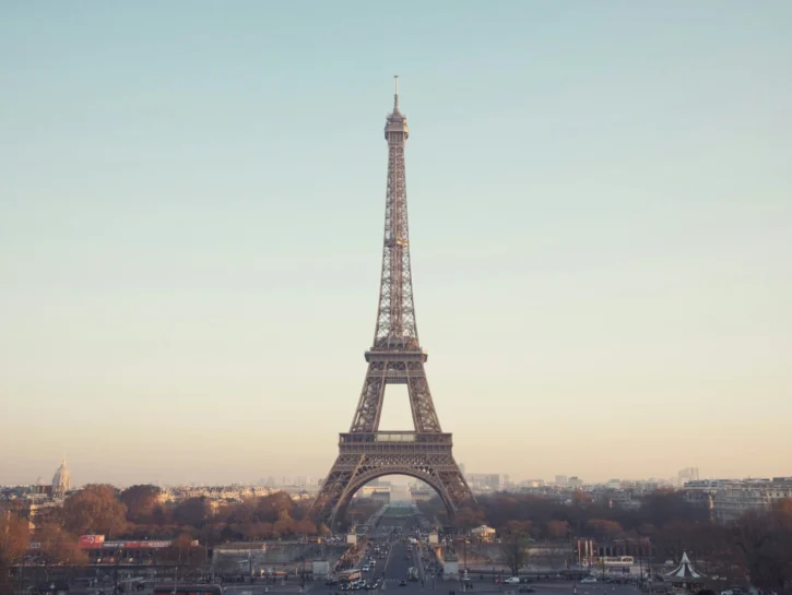 Niente donne sulla Tour Eiffel per la delegazione indù: scoppia la polemica a Parigi
