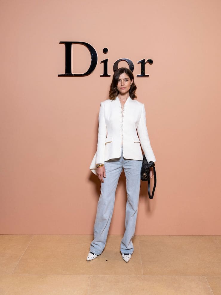 Vittoria Puccini con giacca e jeans