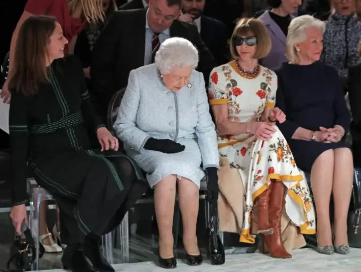 la regina elisabetta e angela kelly, con un abito nero
