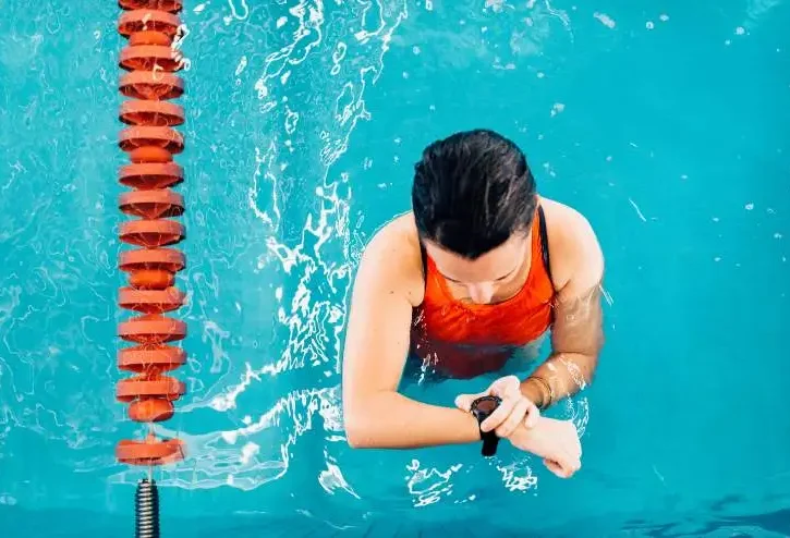 atleta in acqua controlla il tempo di un esercizio