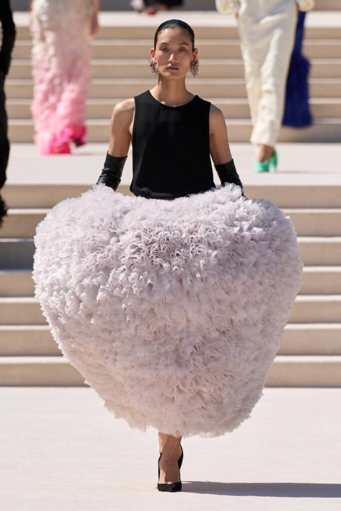 lo stile oversize nella sfilata di Balenciaga di Pierpaolo Piccioli