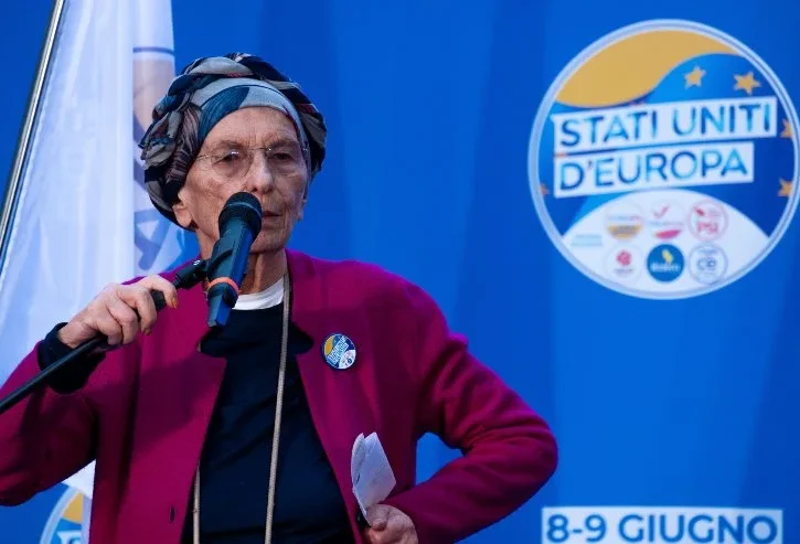 Emma Bonino parla a un evento politico
