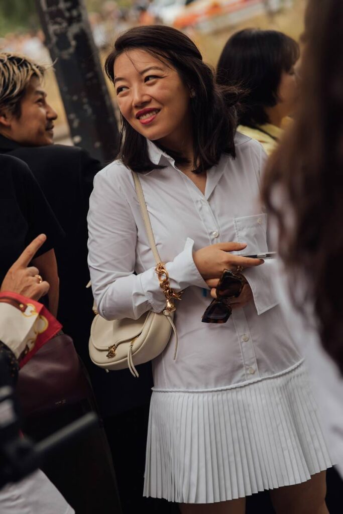 la camicia bianca con dettagli lavorati è tra i 5 trend dell'autunno per rendere chic l'outfit