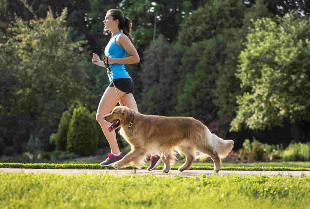 donna che corre con cane