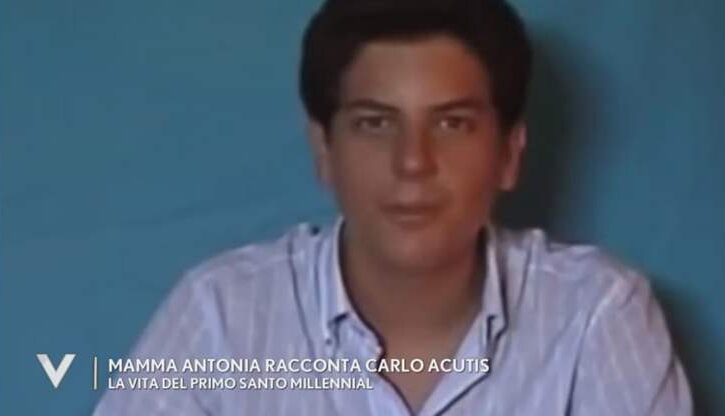 carlo acutis in una vecchia foto di repertorio