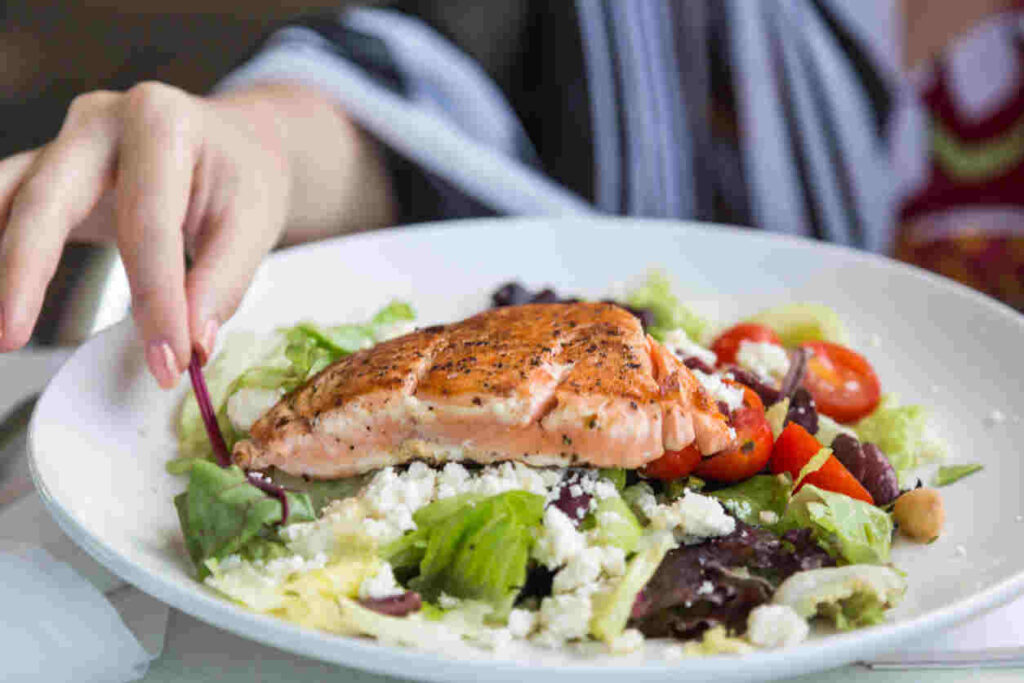 insalata e salmone in piatto
