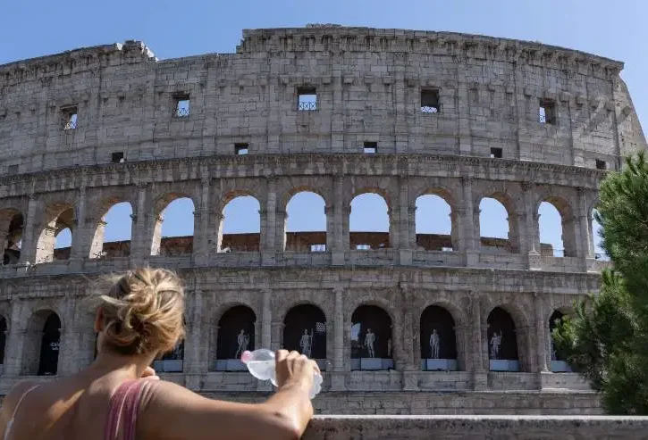 una turista davanti al Colosseo, Roma