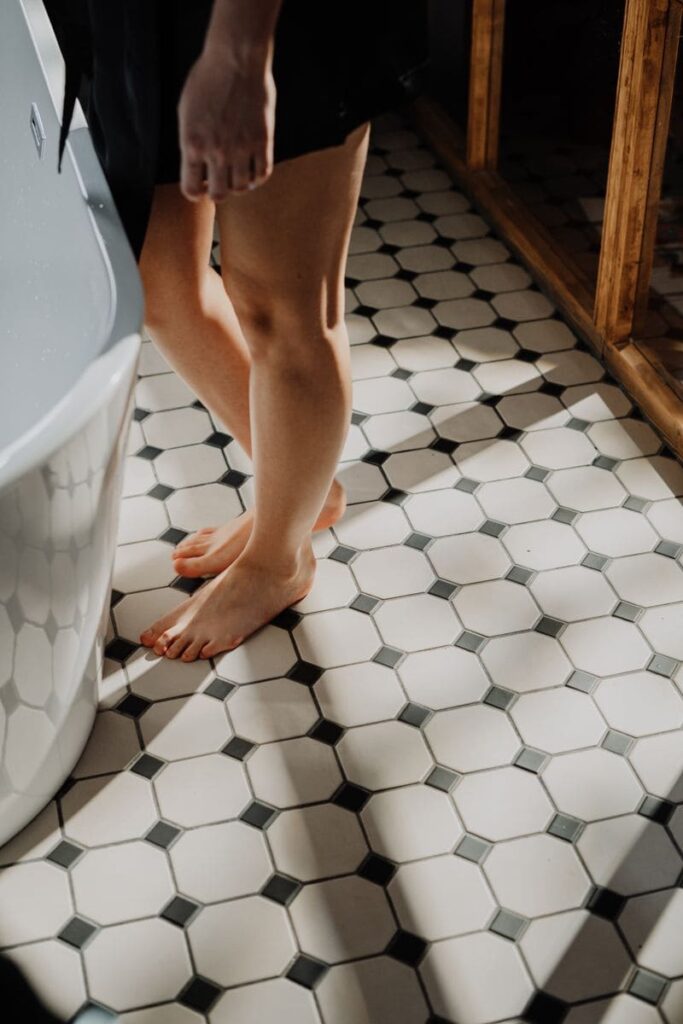 pavimento del bagno con piastrelle antiche