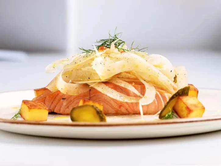 Salmone al forno con uva, finocchi e timo: il secondo che sorprende