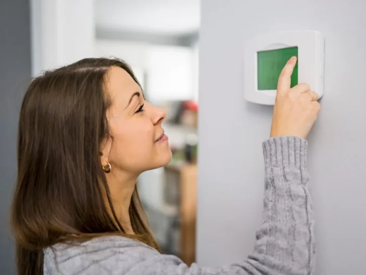 Inizia a portarti avanti per l'inverno, fai questi check in casa per risparmiare sul riscaldamento poi
