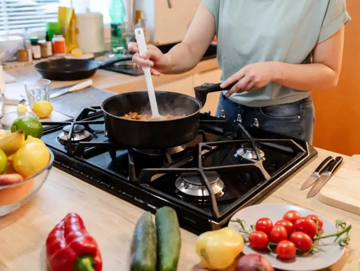 Pappardelle al ragù di lenticchie, radicchio e noci: il primo vegetariano che sa d’autunno