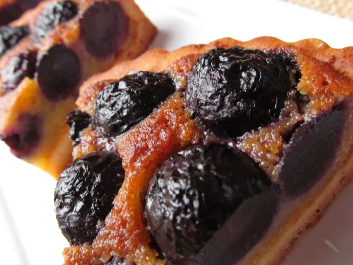 Torta rovesciata all'uva nera e noci: il dolce d'autunno morbido e caramellato