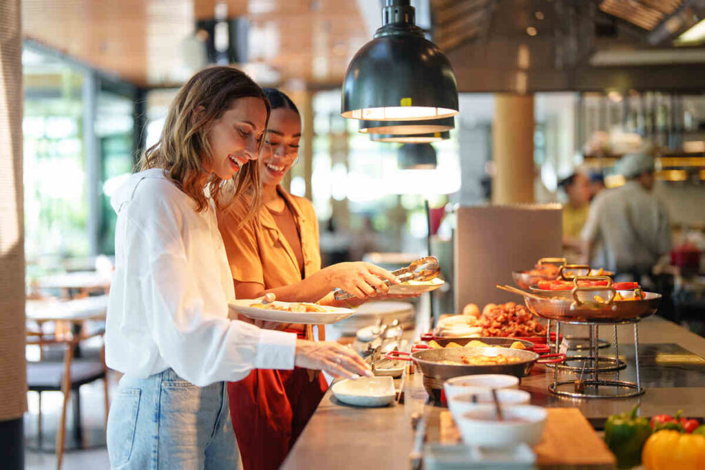 donne che prendono cibo self service