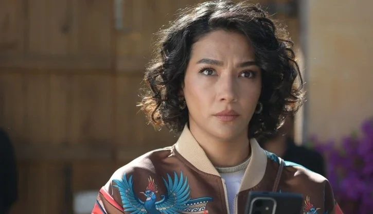 primo piano dell'attrice turca Aybüke Pusat che ne L'Erede veste i panni di Melek