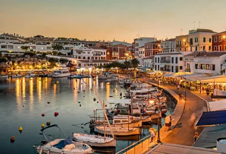 veduta serale di Es Castells citt&agrave; di Minorca