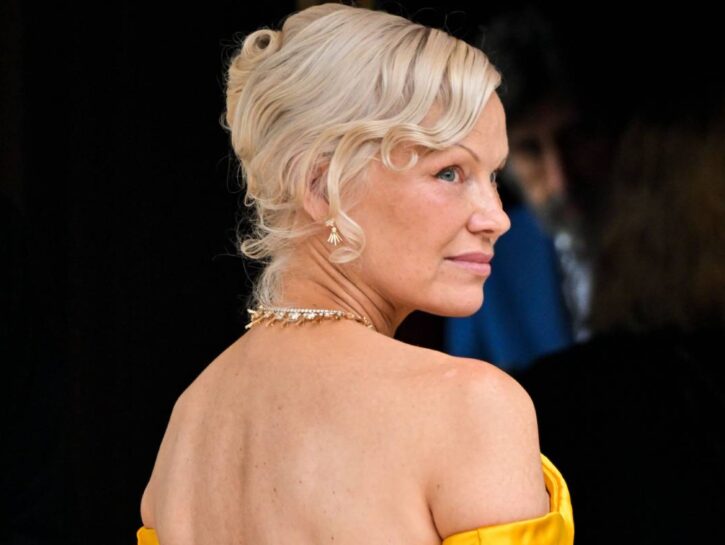 Pamela Anderson «Ho rischiato la vita per l'epatite C». Oggi la malattia si può curare