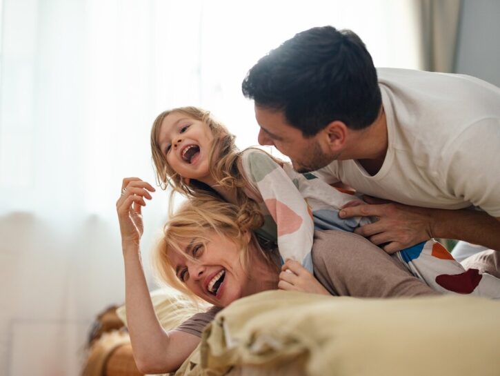 Più spazio ai papà, meno peso per le mamme: ma la parità genitoriale fa bene alla coppia?