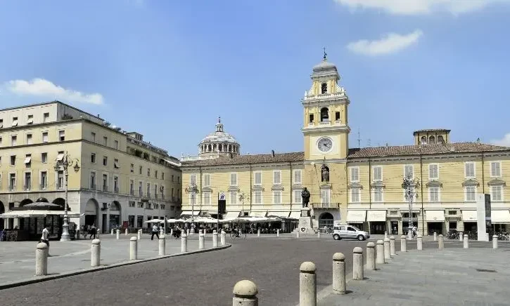 una piazza della citt&agrave; di Parma