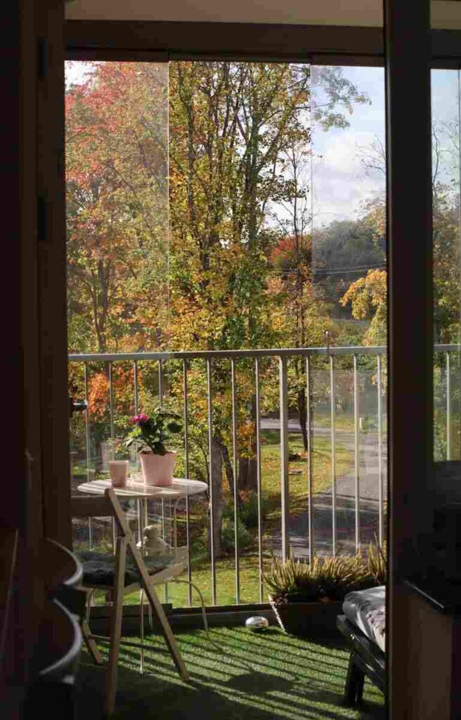 balcone con tavolino e piante mood autunnale