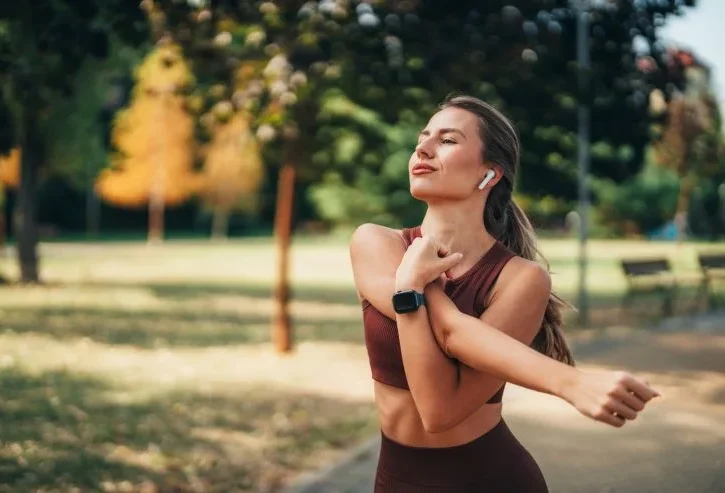 un'atleta recupera dopo l'allenamento facendo stretching
