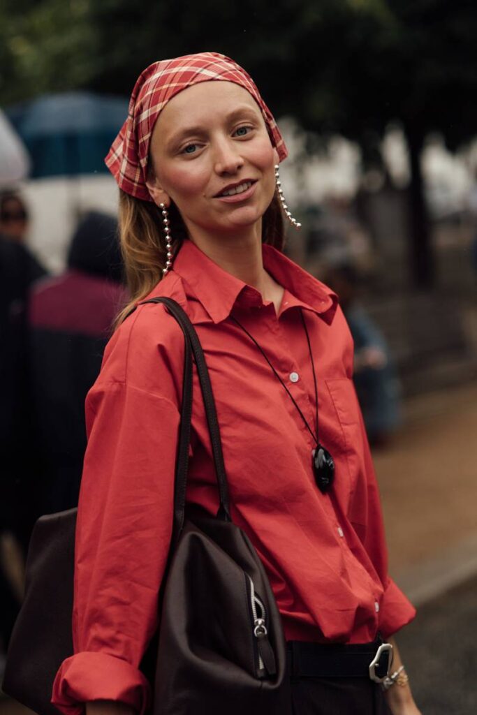 look street style con camicia rossa, tra i trend dell'autunno per un look chic