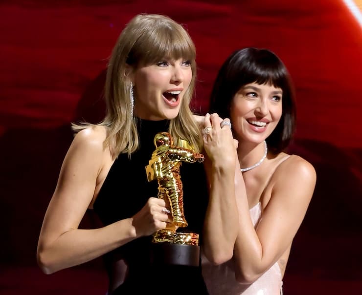 Taylor Swift e Dakota Johnson agli MTV Video Music Awards 2026