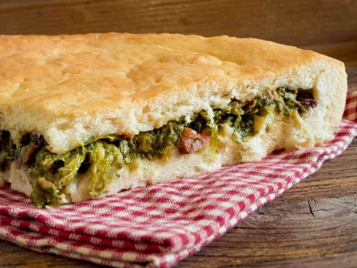 Torta salata di porcini e scarola: la ricetta autunnale