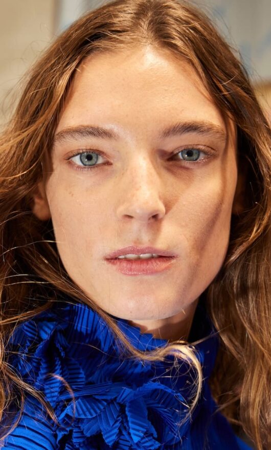 Pelle al naturale, ma con un tocco glam: il make-up senza fondotinta